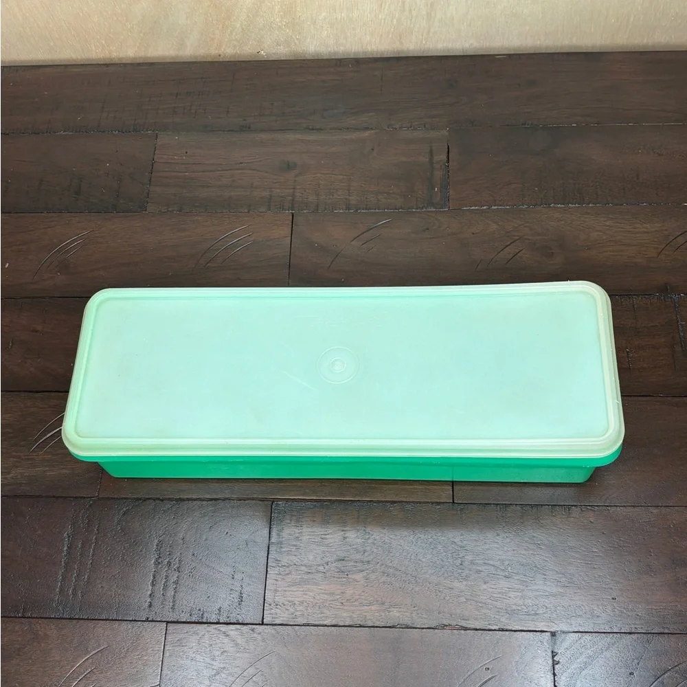 Tupperware Celery Keeper Vintage‎ Jadeite Green with lid that seals - no insert